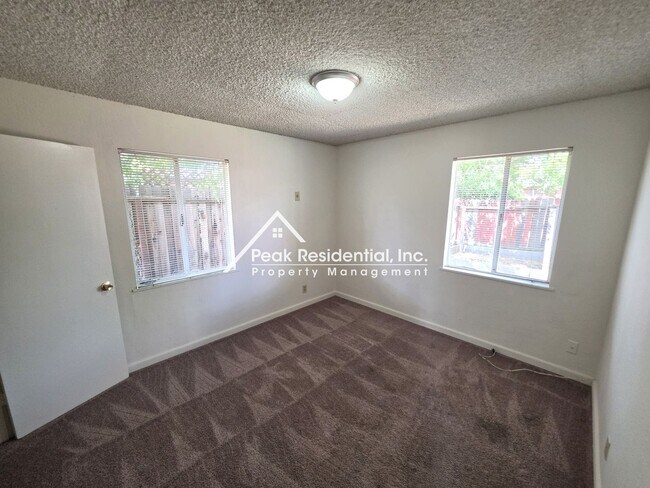 Building Photo - A Charming 3bd/1ba Fruitridge Manor Area Home with Garage