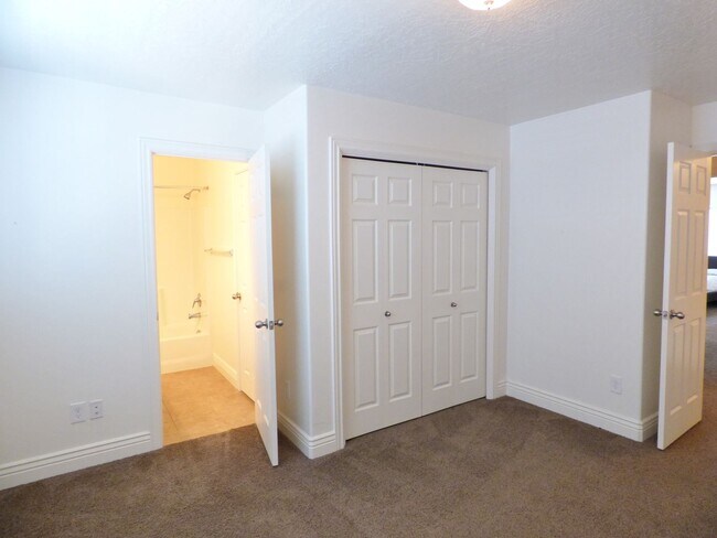Building Photo - 3 Bd 3.5 Bath 2 Car Garage Townhome in Sandy