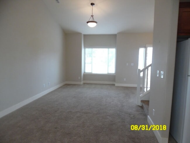 Building Photo - 1116 SE Millright Ave