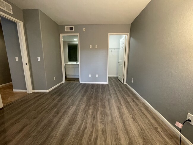 Building Photo - 380 Tesoro Gln