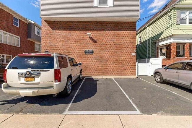 Building Photo - 43 W 30th St