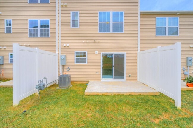 Building Photo - More units and move-in options available!