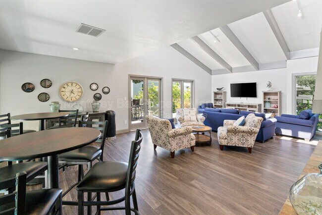 Building Photo - 300 Glenwood Cir