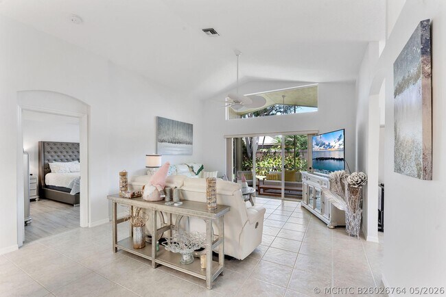 Building Photo - 6887 Viale Elizabeth