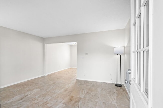 Building Photo - Reduced Rent for Any Lease Signed in Feb!! 8 Blocks to the Beach!!