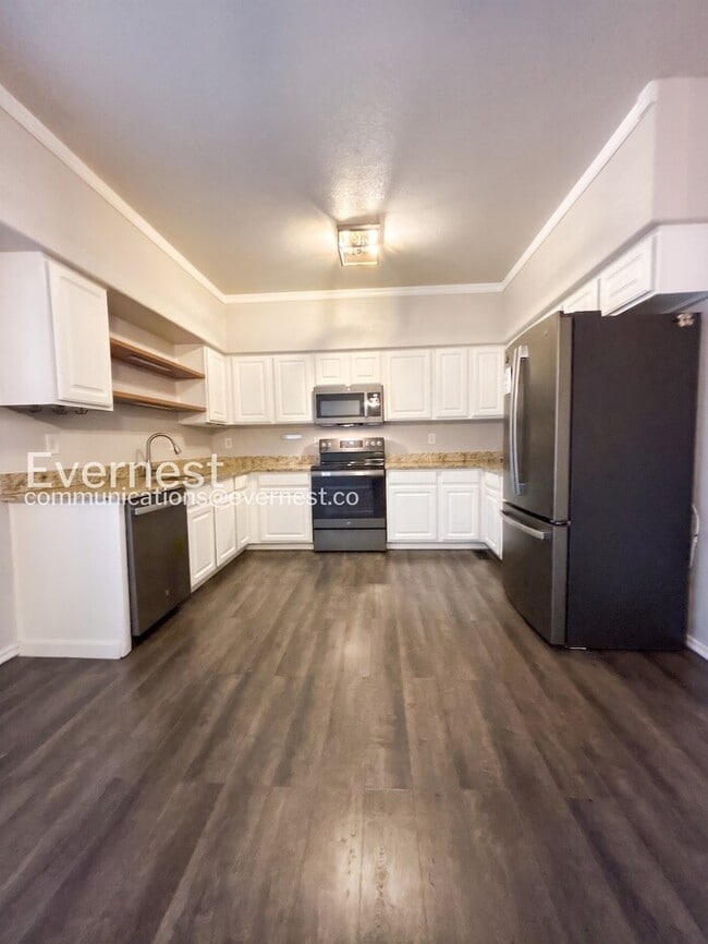 Building Photo - 2 Bed/2.5 Bath Townhome with Fenced Yard & Garage / Available Soon!