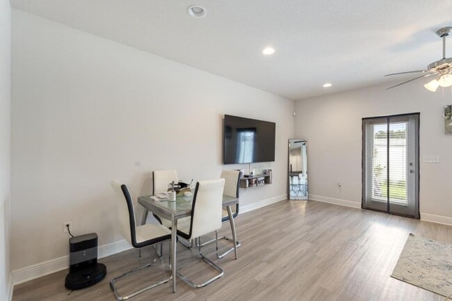 Building Photo - 7522 Shadow Lake Dr