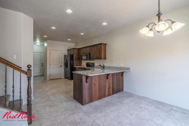 Building Photo - Charming 3 bedroom Townhome. 2 Community Pools!