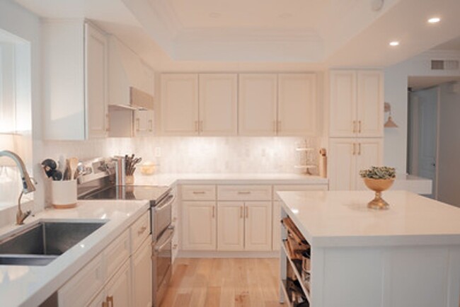 Building Photo - Waterfront 4 Bedroom