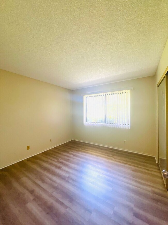 Building Photo - Your perfect Ventura retreat—spacious 3 be...