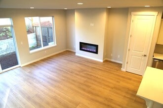 Building Photo - New 3 bed 2.5 Bath Townhome Ready for You!