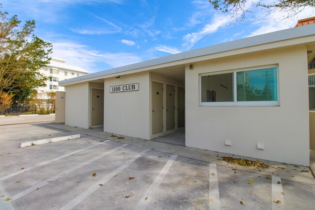 Building Photo - ** STUNNING REMODELED 2/2 CONDO IN THE ELE...