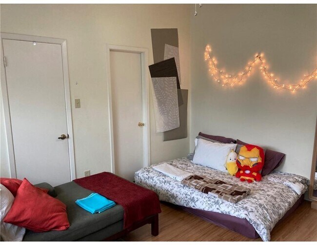 Building Photo - 806 W 24th St