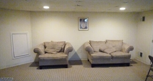 Building Photo - 14 Watchung Trail