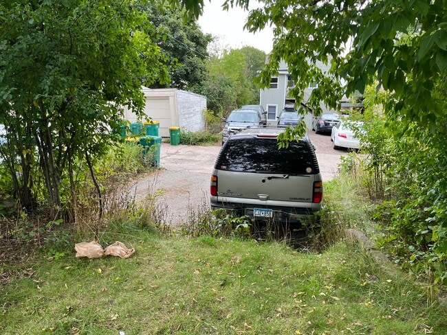 Building Photo - Duluth MN - 4 Bed - 1 Bath - Single Family...