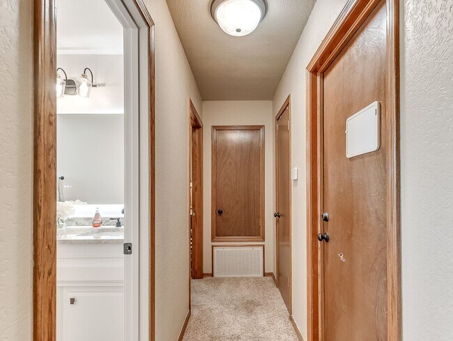 Building Photo - Fully Furnished Short Term Rental