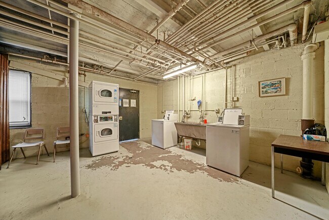 Building Photo - 422 Elmwood-1