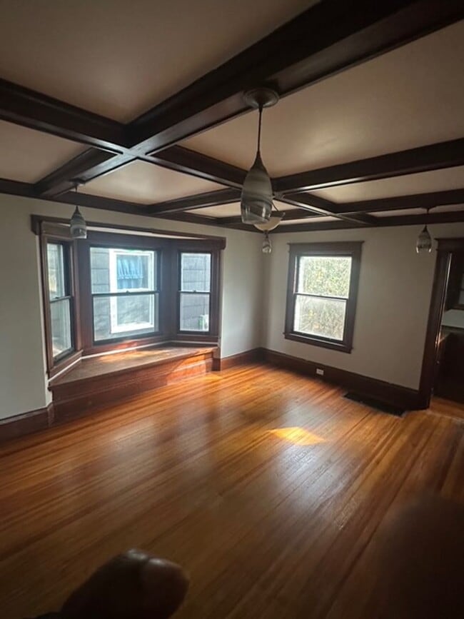 Building Photo - Spacious Single Family 4-Bedroom 1.5-Bath Home For Rent