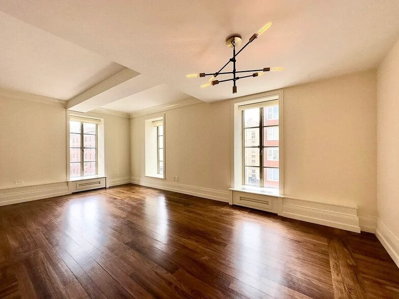 Building Photo - 140 E 63rd St