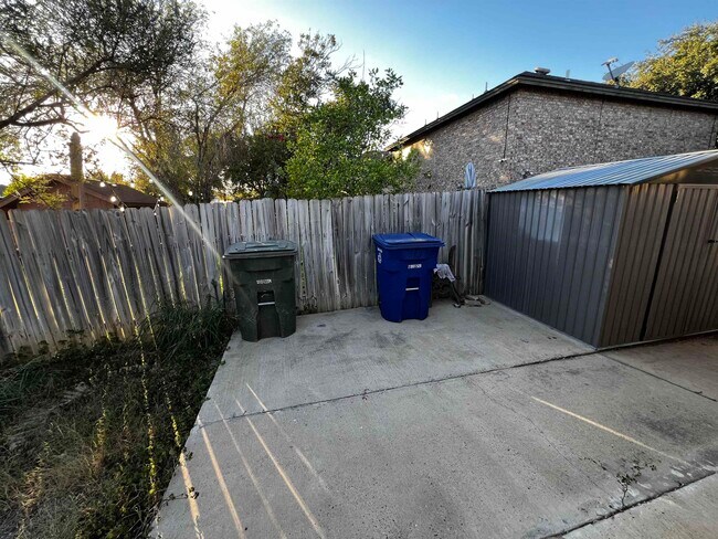 Building Photo - 307 Hancock Ct