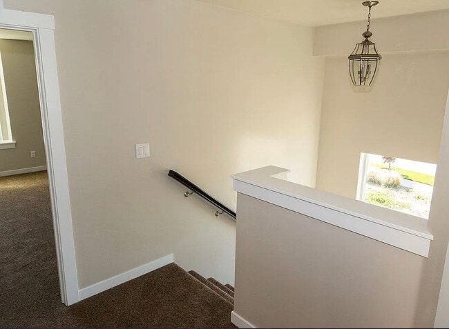 Building Photo - Cute 3 Bedroom 2.5 Home with a 2 Car Garage!