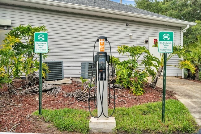 Building Photo - Beautiful LAKEFRONT Condo in Lake Mary ~ New Kitchen, New Flooring, Gated Community!