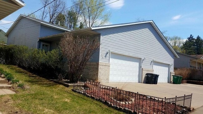 Building Photo - 779 9th St SE