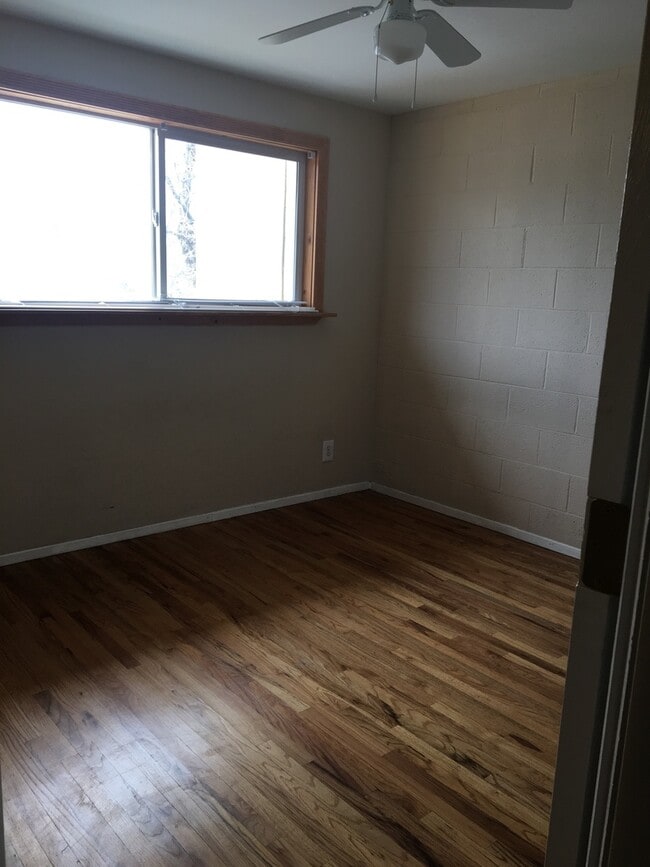 Building Photo - Close to Downtown