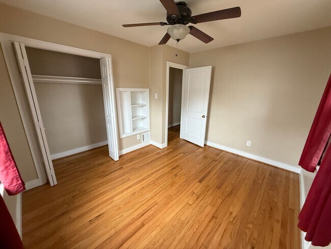 Building Photo - Great Opportunity in Lakeside area