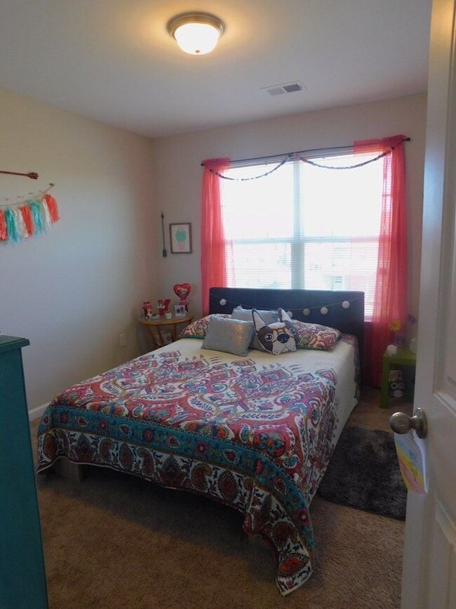Building Photo - CUTE 4 BEDROOM AVAILABLE NOW