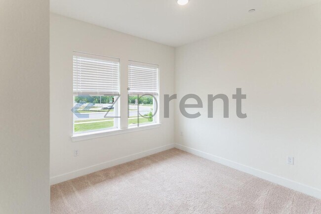 Building Photo - Unit B