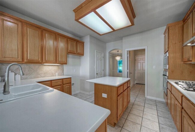 Building Photo - 2616 Henley Dr