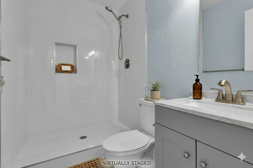 Building Photo - 725 N Royal Crest Cir