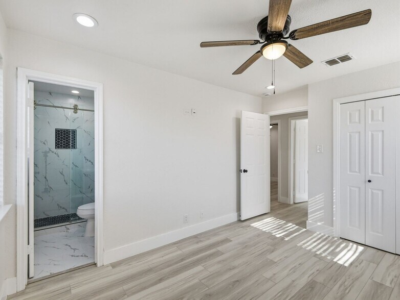 Building Photo - 1002 Mardi Gras Ln