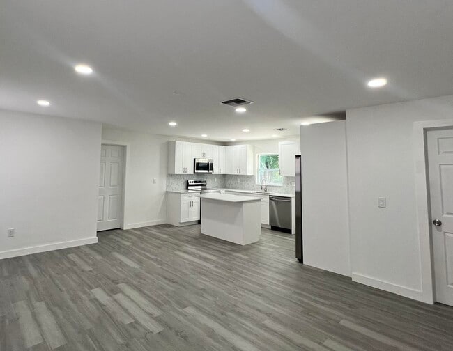 Building Photo - 2801 Ave Q
