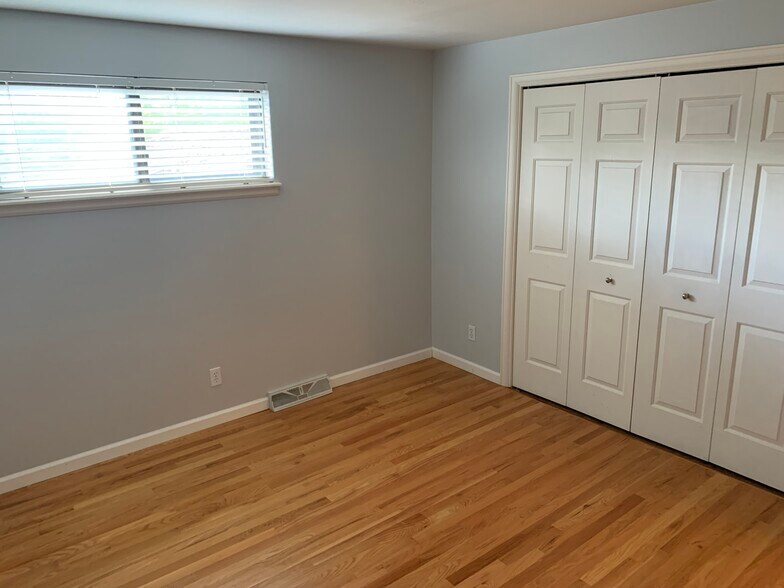 Bedroom 3 (empty) - 5292 Idylwild Trl