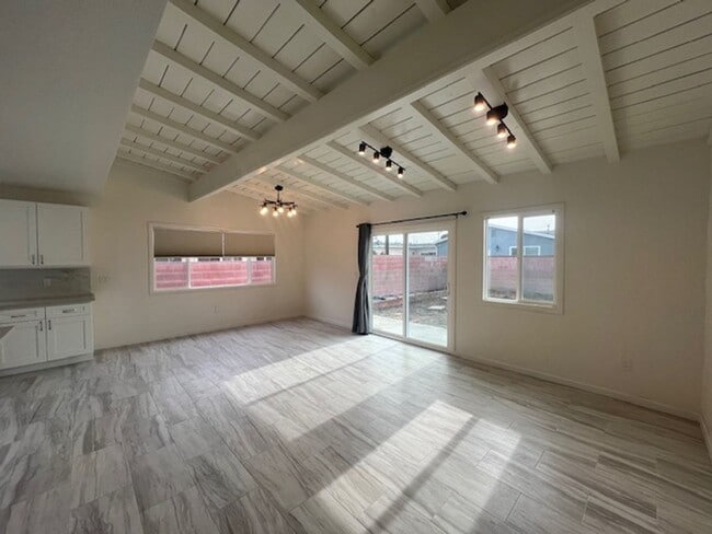 Building Photo - Beautifully renovated 3 bed 2 bath house