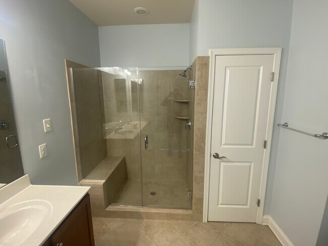Building Photo - 10 Meridian Ln