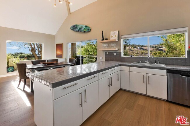 Building Photo - 4350 Hillview Dr