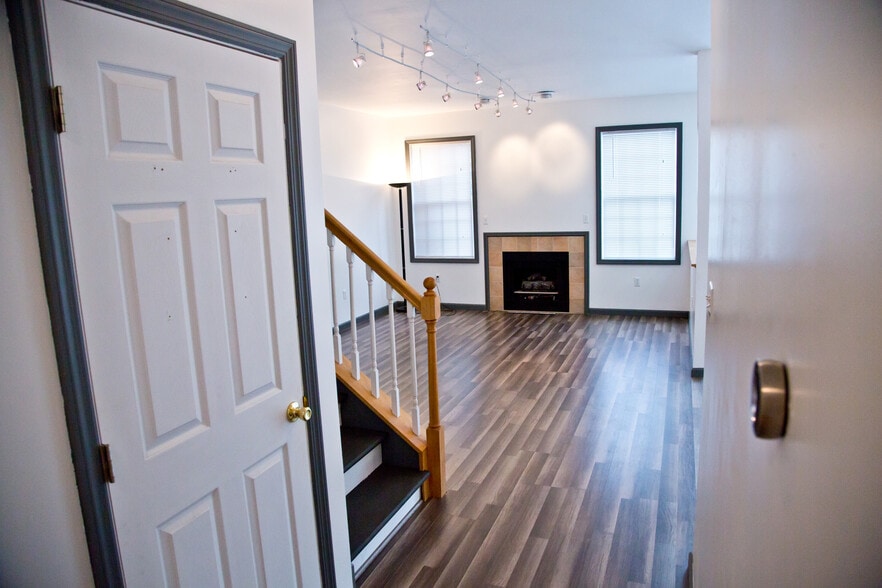 Building Photo - 1460 Blue Course Dr