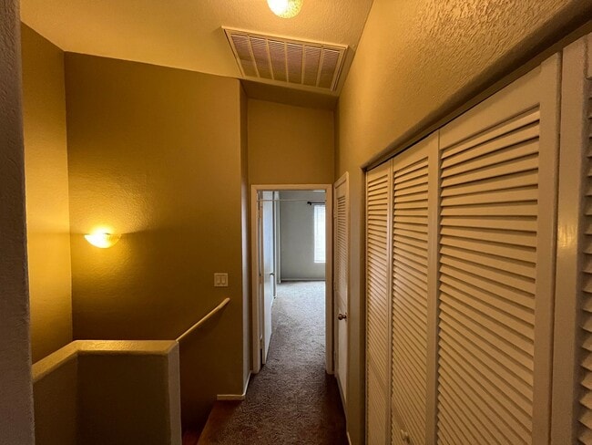 Building Photo - Beautiful Henderson 2 Bedroom Townhouse!