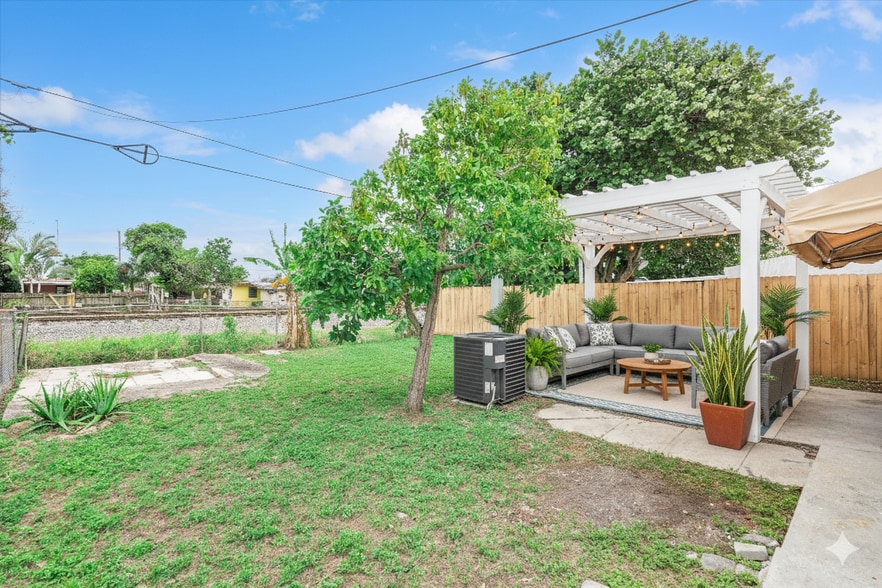 Building Photo - 934 E 22nd St