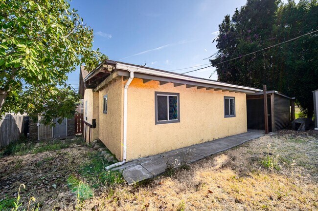 Building Photo - Charming Single-Family Home – Sunroom, Garage & Huge Private Yard