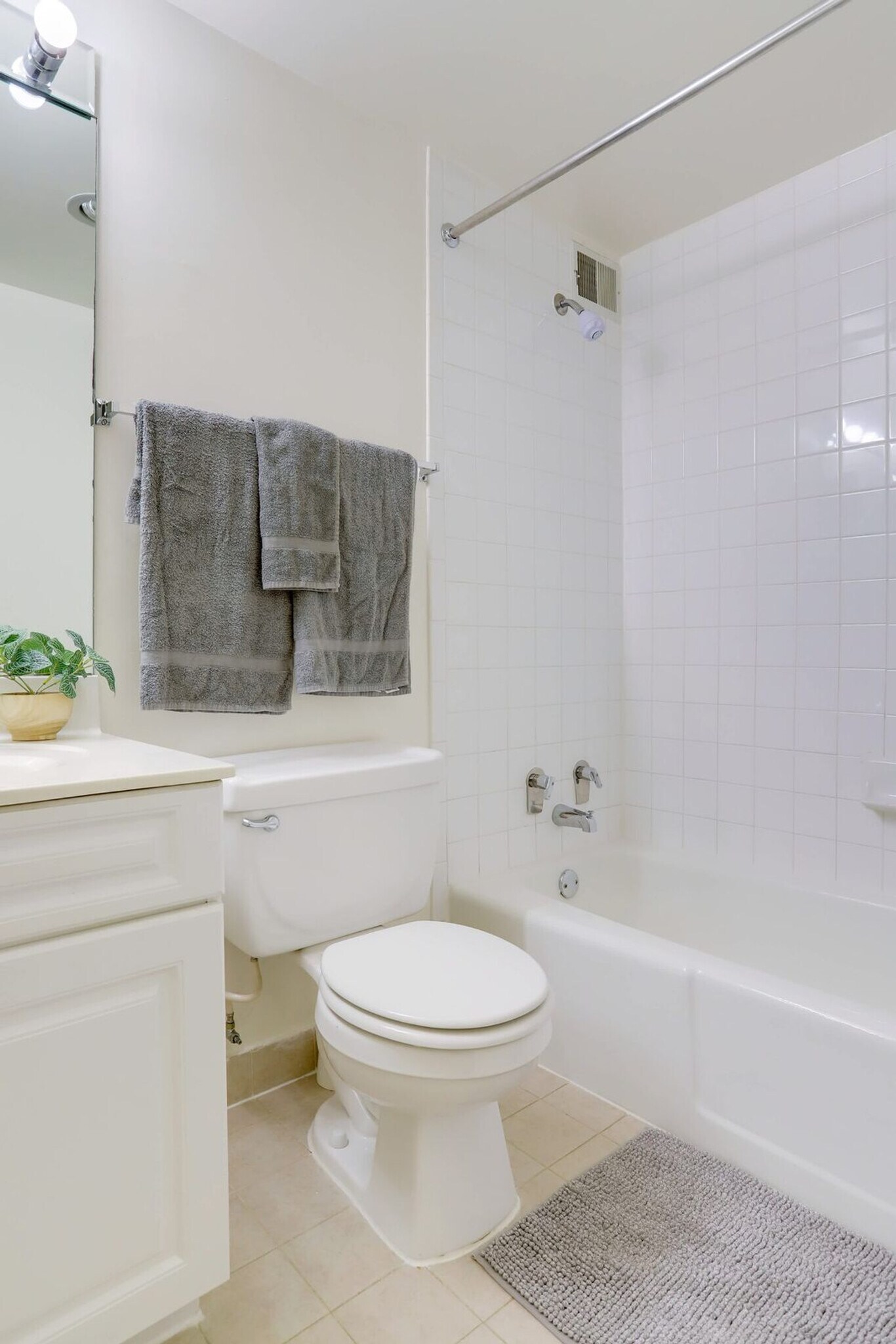 Building Photo - 1600 S Eads St