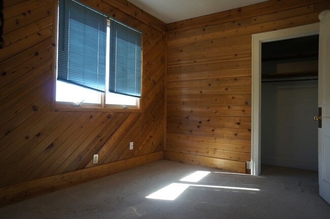 Building Photo - AVAILABLE JUNE - 5 Bed 2 Bath In East Hillside