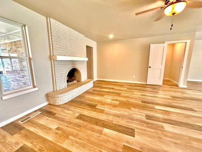 Building Photo - 4 Bed Spacious Midwest city House