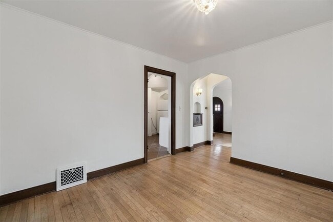 Building Photo - 1905 N Brauer Ave