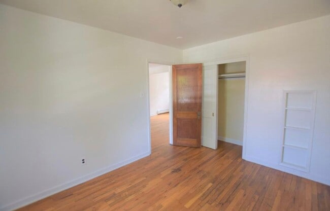 Building Photo - Charming six bedroom home near River North...