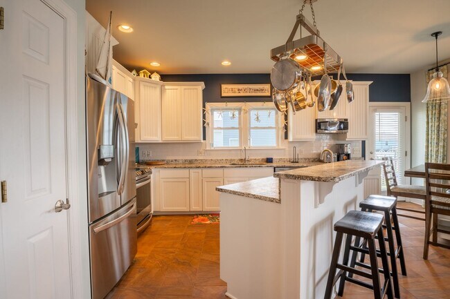 Building Photo - PERFECT SINGLE FAMILY OFF-SEASON MONTHLY R...