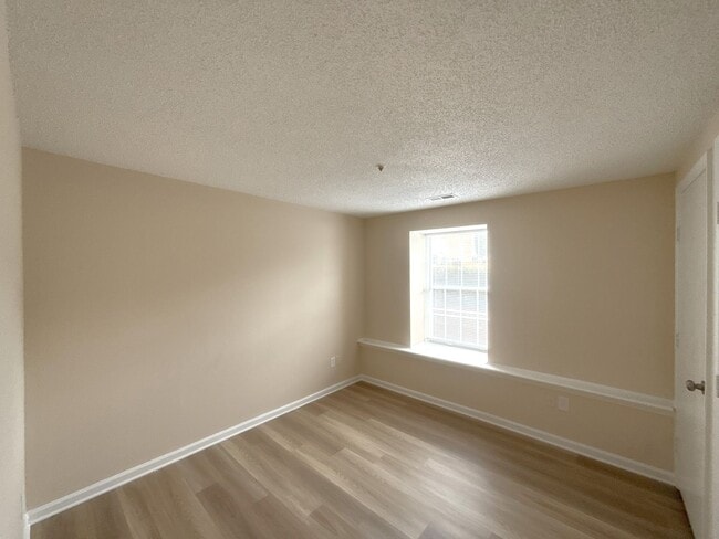 Building Photo - Renovated condo in Colville Ii!